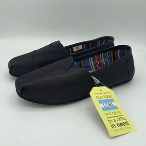 Toms classic black on black canvas
